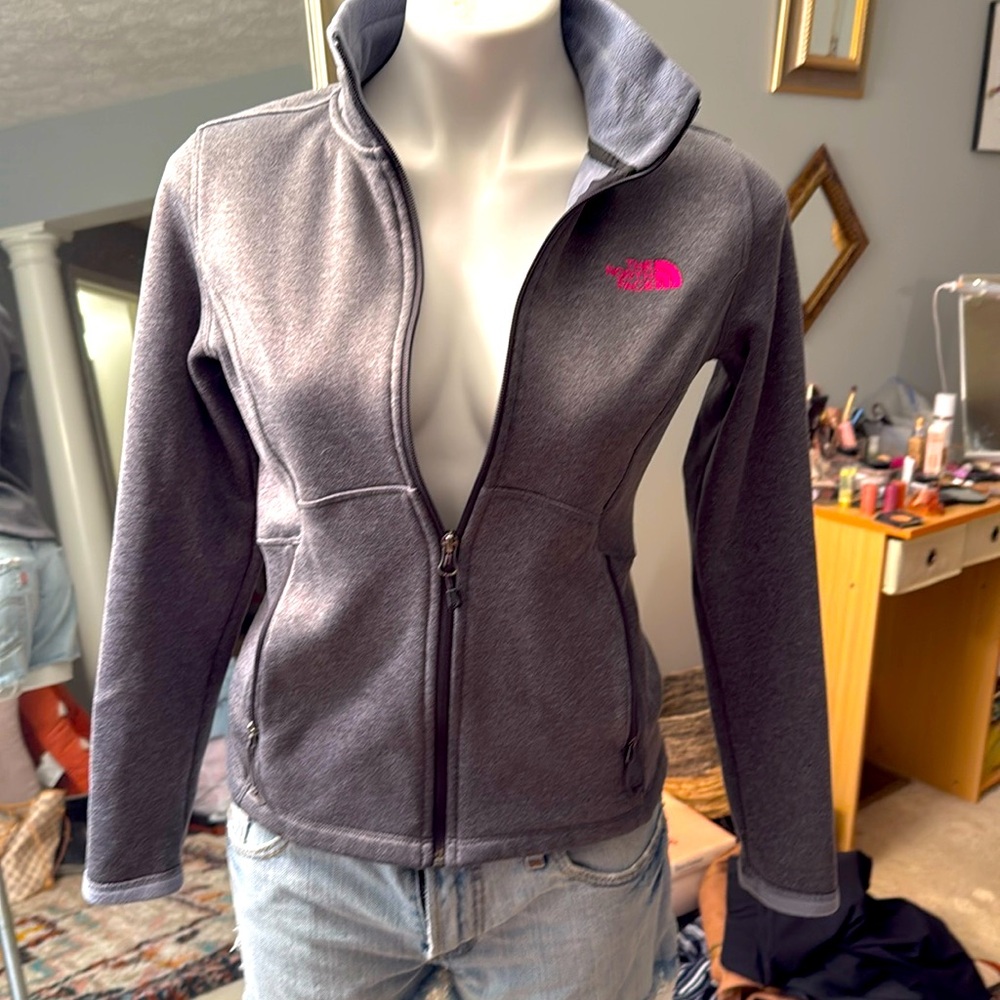 WOMEN’S THE NORTH FACE ZIP JACKET SIZE SMALL. GRAY